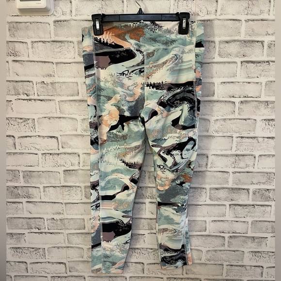 Women’s Under Armour multi-color heat gear compression leggings Large - Picture 3 of 4